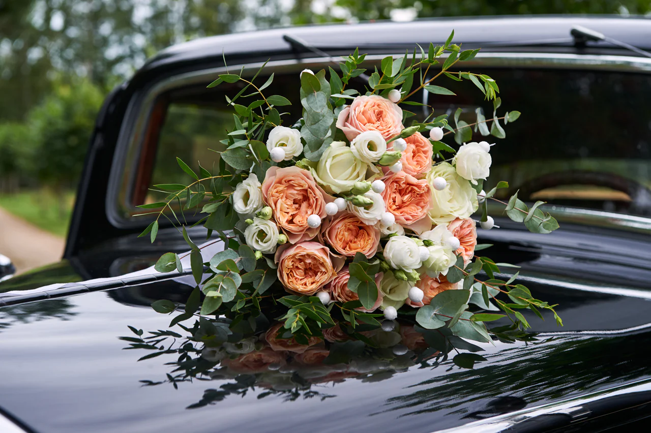 Bloemen voor het trouwvervoer